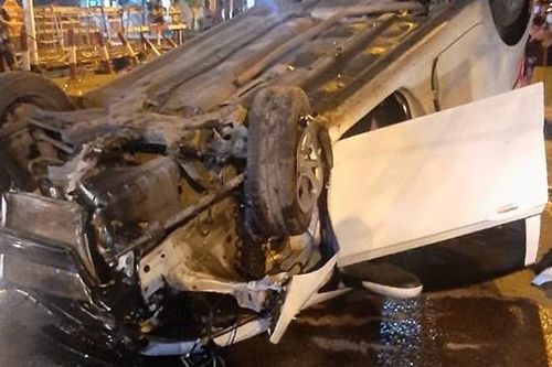 Nam Định: Ô tô 'nằm ngửa' trên phố trong đêm 'đi bão'