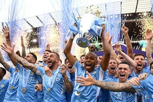 Zinchenko bật khóc trong ngày Man City nâng cúp vô địch Premier League