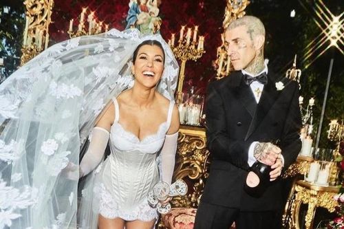 Chị gái Kim Kardashian diện váy ngắn trong lễ cưới
