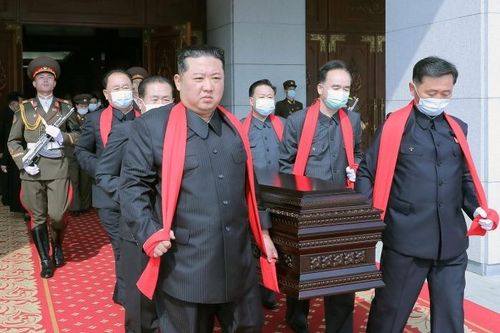 Ông Kim Jong Un khiêng quan tài tại lễ tang Nguyên soái Hyon Chol Hae
