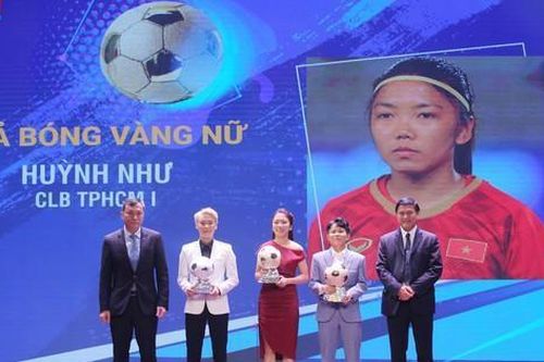 Nữ cầu thủ - sinh viên Huỳnh Như được trường trao giải thưởng đặc biệt