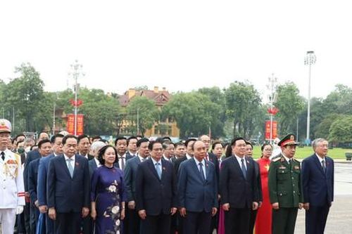 Lãnh đạo Đảng, Nhà nước, Chính phủ, Quốc hội, MTTQ Việt Nam và các đại biểu đặt vòng hoa và vào Lăng viếng Chủ tịch Hồ Chí Minh