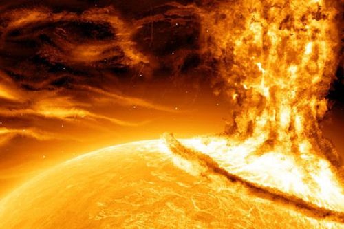 Vết đen Mặt trời chĩa 'họng súng' về Trái đất, thảm họa có xảy ra?