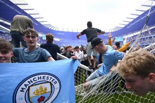 Thủ môn bị 'hành hung' trên sân Man City, cảnh sát Anh mở cuộc điều tra