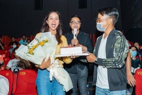 H'Hen Niê được buôn làng tặng hoa và bánh sinh nhật khi xem phim