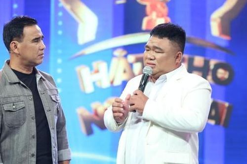 Quyền Linh tặng tiền cho thầy giáo 14 năm dạy chữ miễn phí cho trẻ em nghèo