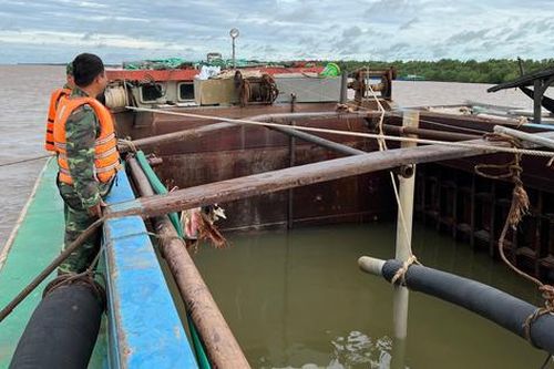 Biên phòng Tiền Giang tạm giữ 7 phương tiện vận chuyển cát trái phép cát