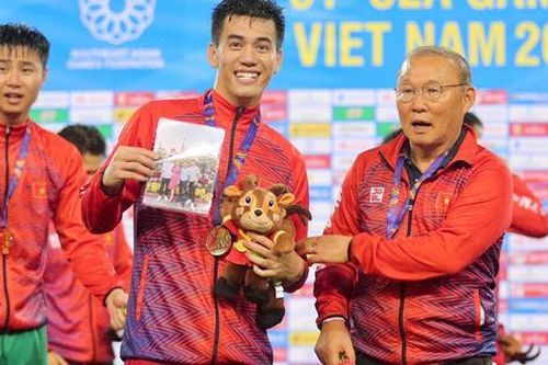 Tiến Linh mang cả gia đình lên bục nhận HCV SEA Games 31