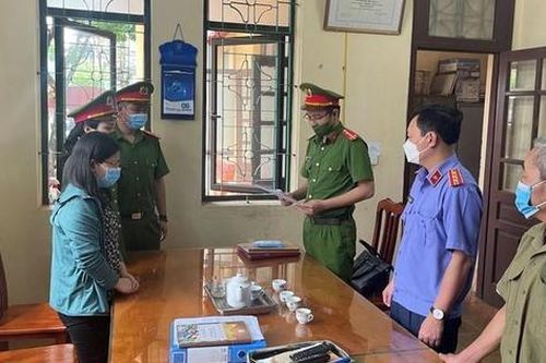 Bắt cán bộ chiếm đoạt 28 sổ tiết kiệm hưu trí của khách hàng