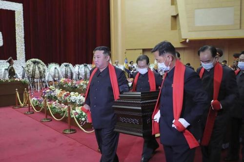 Ông Kim Jong Un tham gia khiêng quan tài nguyên soái quân đội