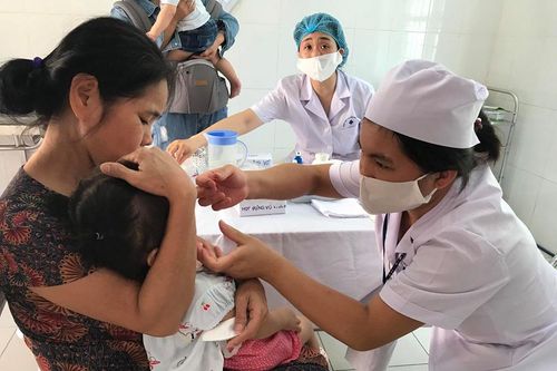 Hà Nội tổ chức uống bổ sung vitamin A, sàng lọc suy dinh dưỡng cấp tính cho trẻ dưới 5 tuổi