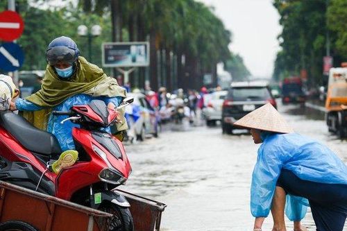 Hà Nội mưa ngập sâu: Người khóc, kẻ bội thu