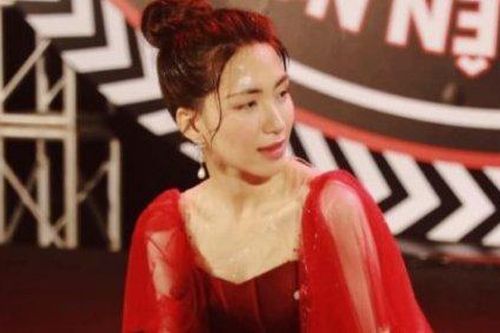 Clip: Hòa Minzy dầm mưa, quẩy nát sân khấu mừng đội tuyển Việt Nam hạ gục Thái Lan