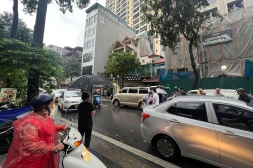 Người đàn ông bị ô tô tông tử vong giữa phố Hà Nội sau khi va chạm với người phụ nữ đi xe ga