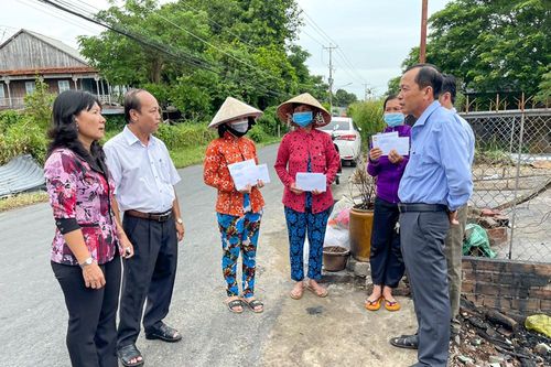 Trao tiền hỗ trợ 3 hộ bị hỏa hoạn tại thị trấn Vĩnh Thạnh Trung