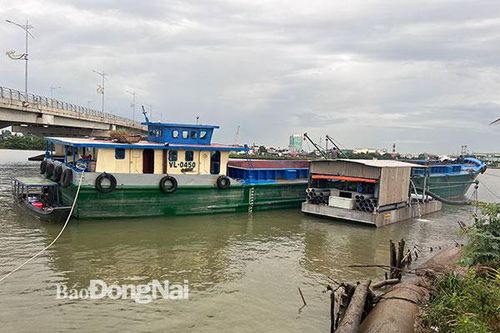 Nhiều đối tượng bơm hút cát san lấp mặt bằng chống người thi hành công vụ