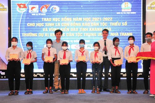 Trao 155 suất học bổng cho học sinh khó khăn