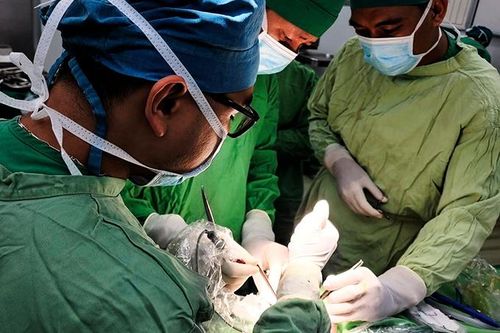 Phẫu thuật thành công trường hợp thoát vị não - màng não bẩm sinh lớn