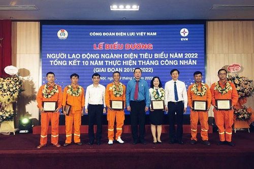 7 CBCNV của EVNNPT được biểu dương 'Người lao động ngành Điện tiêu biểu' năm 2022