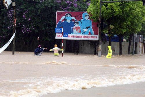 Vĩnh Phúc: Nhiều tuyến đường và khu dân cư ngập nặng do mưa lớn kéo dài