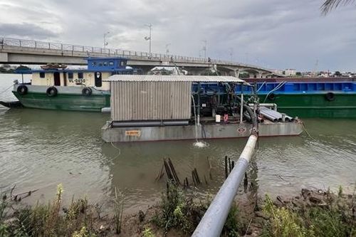 Bơm hút cát san lấp trái phép còn chống người thi hành công vụ