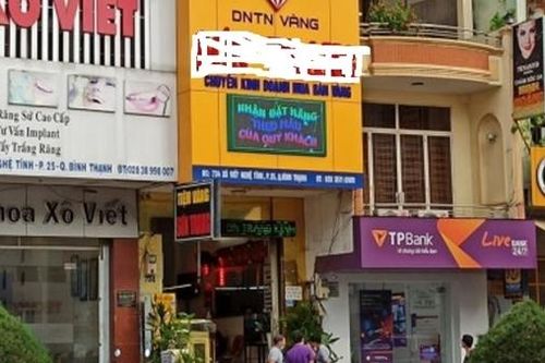 Người đàn ông bất ngờ đập tủ trưng bày, cướp vàng rồi tháo chạy