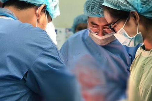 Đi khám vì đau bụng âm ỉ, người phụ nữ phát hiện khối u xơ tử cung nặng gần 6kg