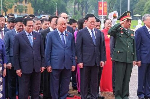 Lãnh đạo Đảng, Nhà nước và ĐBQH vào Lăng viếng Chủ tịch Hồ Chí Minh trước khi Khai mạc Kỳ họp thứ 3