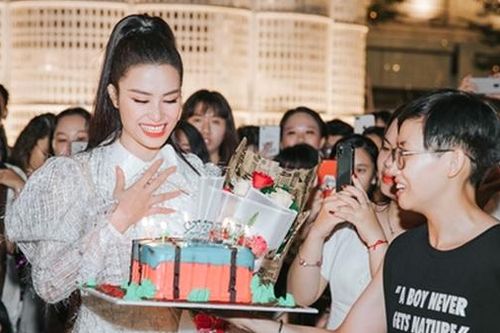 Khi cả fan và nghệ sĩ đều 'ngáo' quyền lực