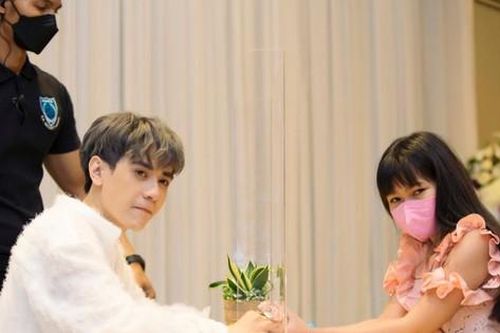 Quang Hùng MasterD rơi nước mắt khi được fan Thái Lan chào đón trong buổi fan meeting