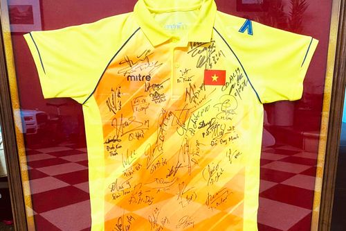 Đấu giá chiếc áo có đủ chữ ký của đội tuyển Việt Nam tại AFF Cup 2018