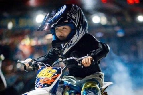 Cậu bé 4 tuổi đua môtô ở Trung Quốc
