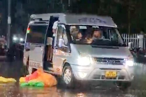 Tước bằng lái 2 tháng tài xế ôtô chở nhóm khách xả rác giữa đường