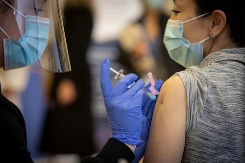 Tiêm vaccine sau khi khỏi Covid-19 làm giảm di chứng kéo dài