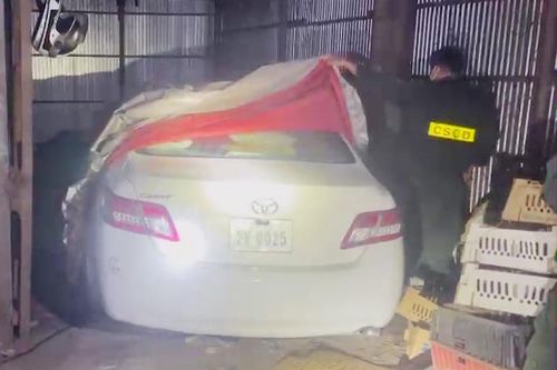 Cảnh sát tạm giữ ôtô Camry nghi nhập lậu