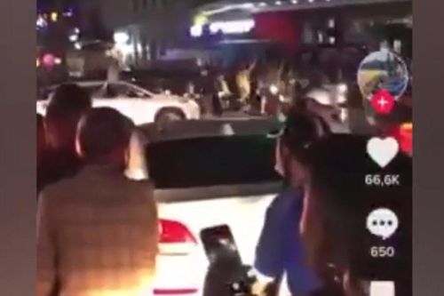 Clip cảnh sát nổ súng sau trận chung kết bóng đá nam là lồng ghép