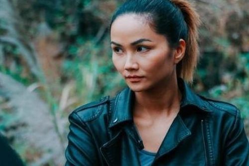 H'Hen Niê bao trọn rạp, mời cả buôn làng đi xem phim điện ảnh đầu tay
