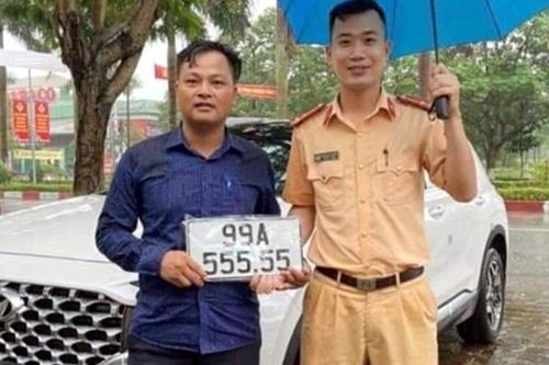 Mua ô tô tặng vợ, người đàn ông bấm được biển 'ngũ quý 5'