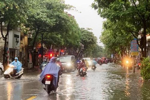 Mưa lớn tiếp diễn, nhiều tuyến đường Hà Nội ngập úng