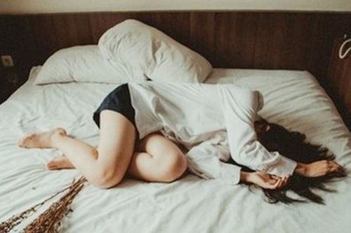 Cô gái suy sụp vì bạn trai thủ thân như ngọc, không ân ái