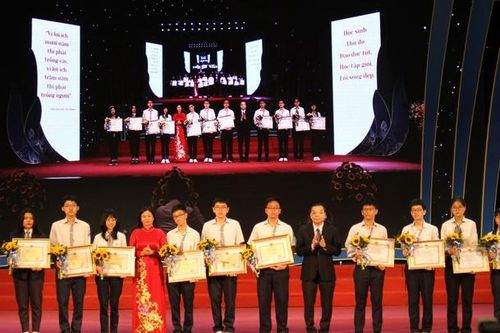 Hà Nội tuyên dương học sinh giỏi tiêu biểu năm học 2021-2022
