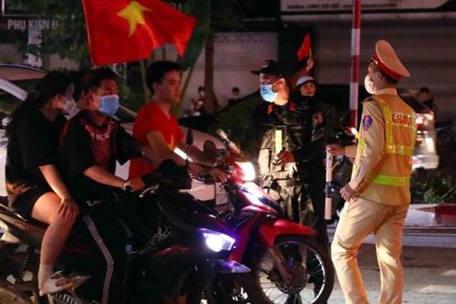 Lợi dụng cổ vũ bóng đá: Khi tinh thần thể thao bị trục lợi ngoài đường phố