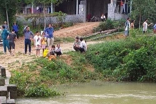Tìm thấy thi thể bé trai 5 tuổi trượt chân ngã xuống nước mất tích