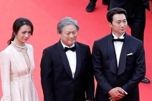 LHP Cannes 2022: Nữ diễn viên Trung Quốc Thang Duy thanh lịch trên thảm đỏ