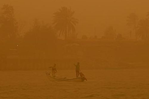Hàng nghìn người nhập viện khi bão cát nhấn chìm Trung Đông