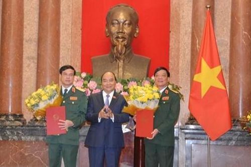 Trao quân hàm Thượng tướng cho hai sĩ quan quân đội cao cấp
