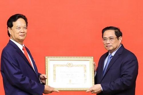 Trao Huy hiệu 55 năm tuổi Đảng tặng nguyên Thủ tướng Nguyễn Tấn Dũng