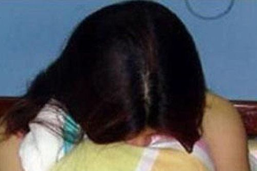 Gửi ảnh khỏa thân cho bạn trai, bé gái 12 tuổi bị tống tiền