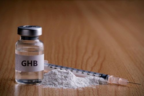 Uống rượu pha ma túy nước biển, 3 người thương vong