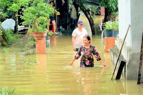 Hàng trăm hộ dân bị ngập sâu sau trận mưa kéo dài hơn 5 giờ ở Thanh Hóa